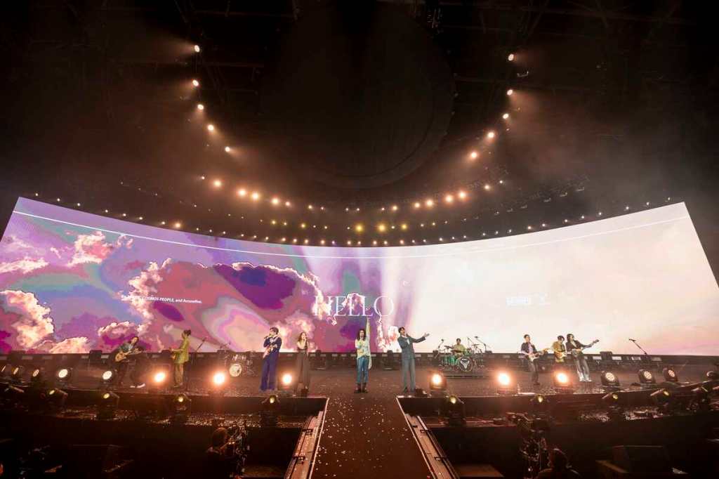 「三金樂團」麋先生、告五人、宇宙人震撼萬人觀眾，重現11人世紀大合體拋首顆巨型空爆彩蛋。（相信音樂提供）