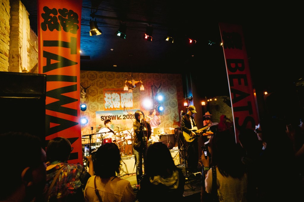 「怪物新人」Andr(左二)聯手我是機車少女鼓手仲林(左一)、貝斯手兼製作人韓立康(右二)、吉他手以哲(右一)的完整編制登台