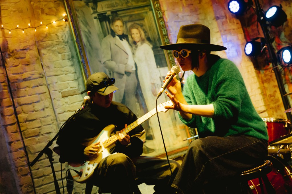 壞特_te以迷人的R&B嗓音吸引多國樂迷湧入欣賞,排隊人潮超過2個街區