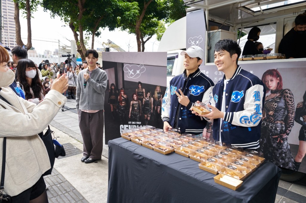 天空娛樂兩大巨頭王維皓、于傳勇上周末在信義區領軍為GENBLUE幻藍小熊逆應援粉絲送飲料