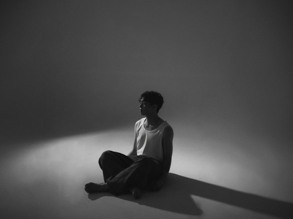 曹策勛推出最新單曲〈Last Glance（最後一眼）〉 並預告 4/11 發行首張全創作專輯《Deeper》