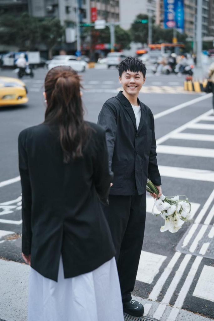 曾昱嘉與愛情長跑多年的女友正戈式登記結婚