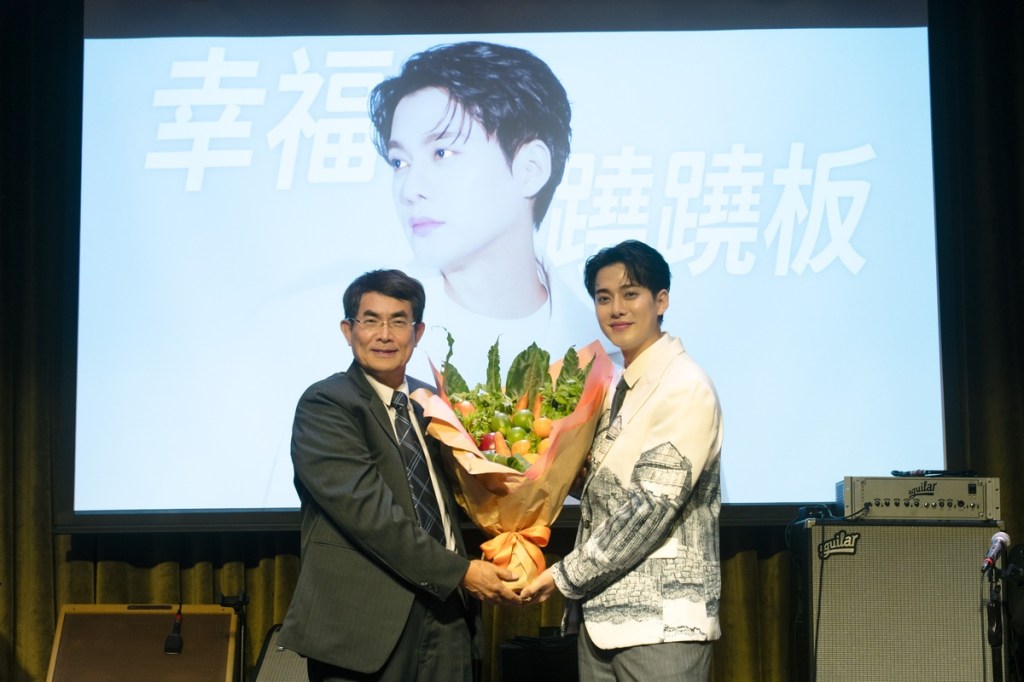 李唯楓發片記者會讓波蜜副總送花祝賀