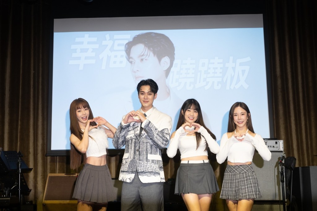 李唯楓發片記者會讓美女啦啦隊員陳依、Yuri、陳洛心站台祝賀