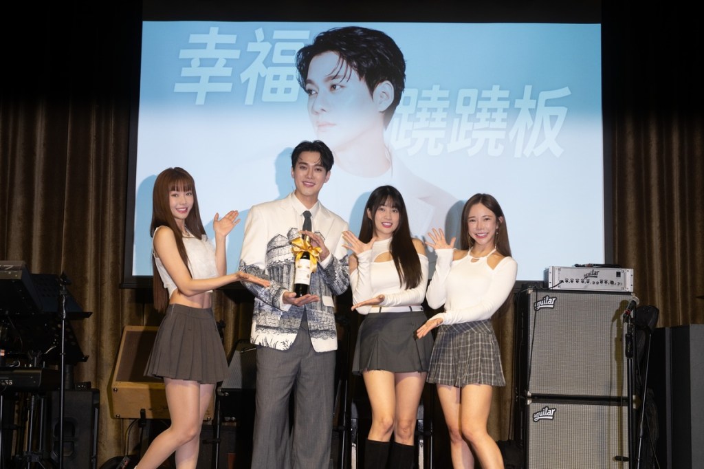 李唯楓發片記者會讓美女啦啦隊員陳依、Yuri、陳洛心站台祝賀