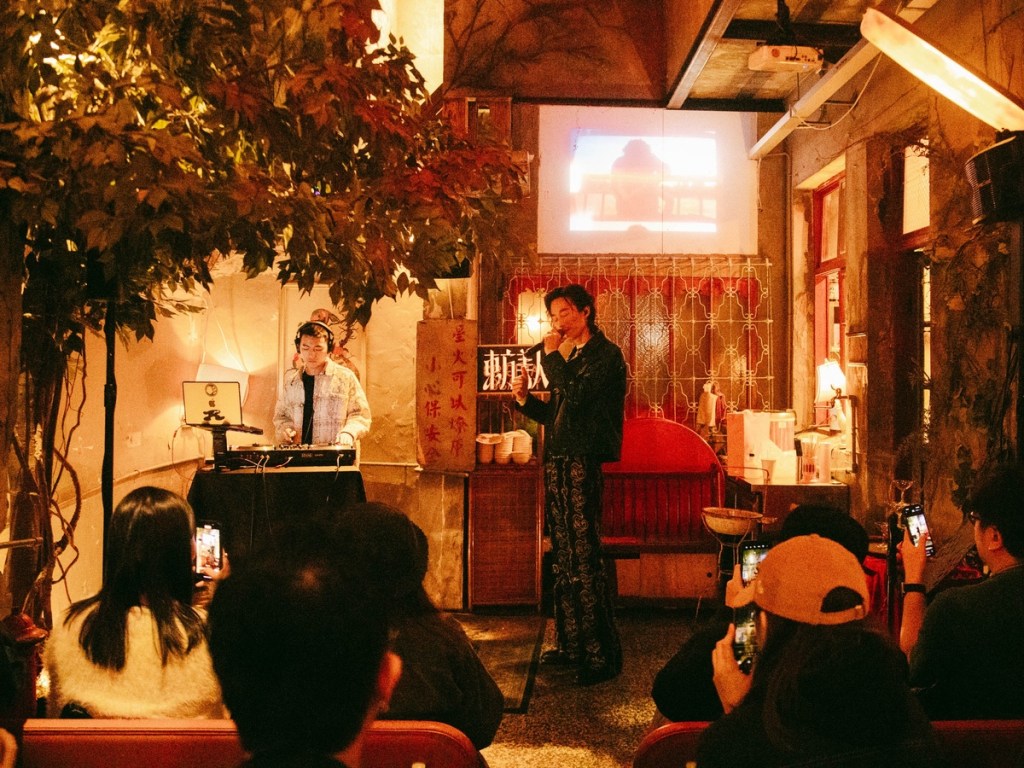 李英宏身穿暗綠色蛇紋點綴的「パリパリ」夾克，一連演繹三首新曲