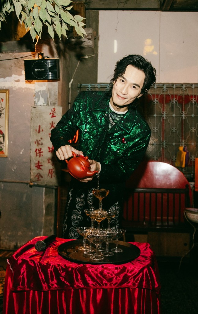 李英宏進行獨特的「茶湯塔」儀式，象徵專輯是「2025最香的一泡」