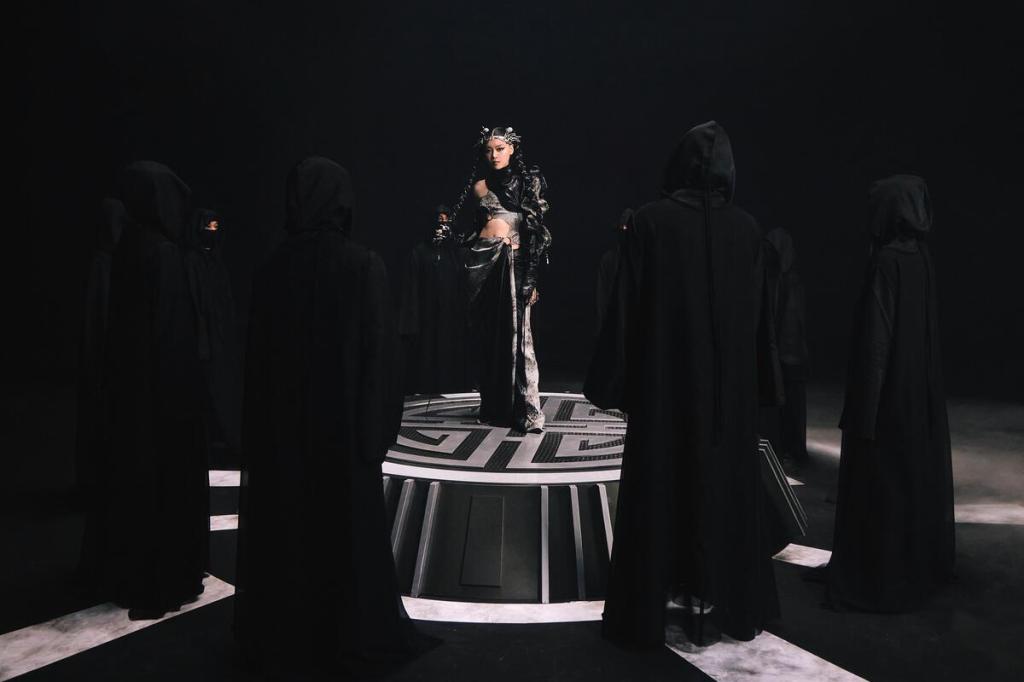 新加坡電音創作人Jasmine Sokko楚晴 以亞洲未來主義為概念 發行全新專輯《BURNOUT&nbsp;DYNASTY》