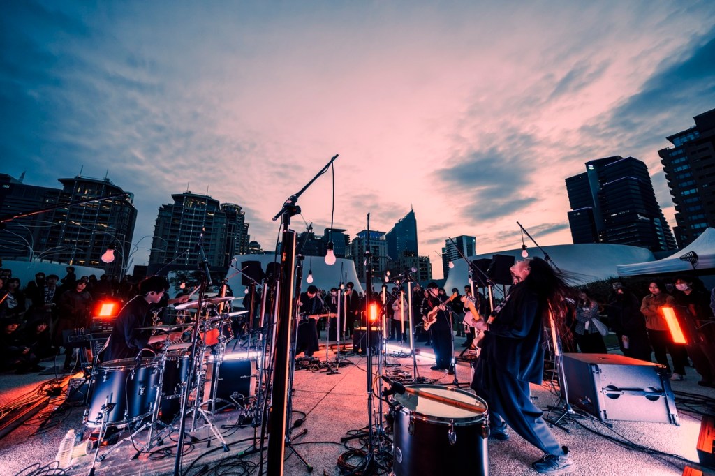 演出過程還迎接日落魔幻的一刻