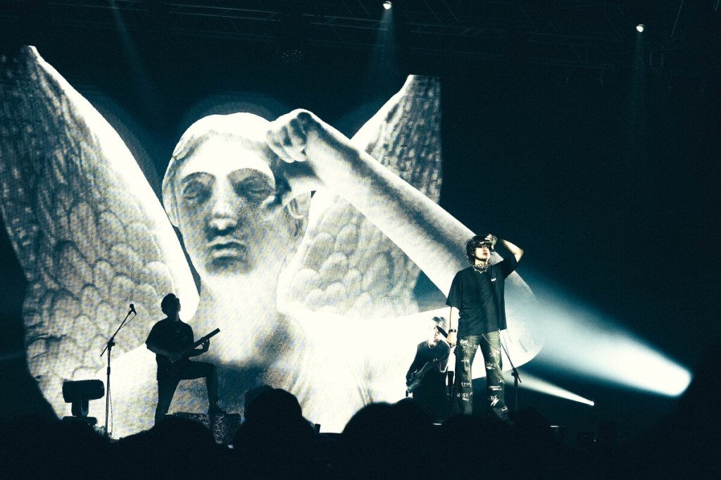 演唱至〈自由靈魂〉時，浩瑋號召粉絲集體比出L手勢