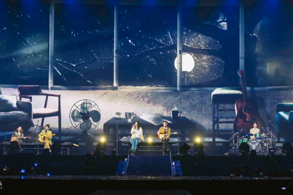 麋先生溫馨合唱〈我們〉，感動全場。（相信音樂提供）