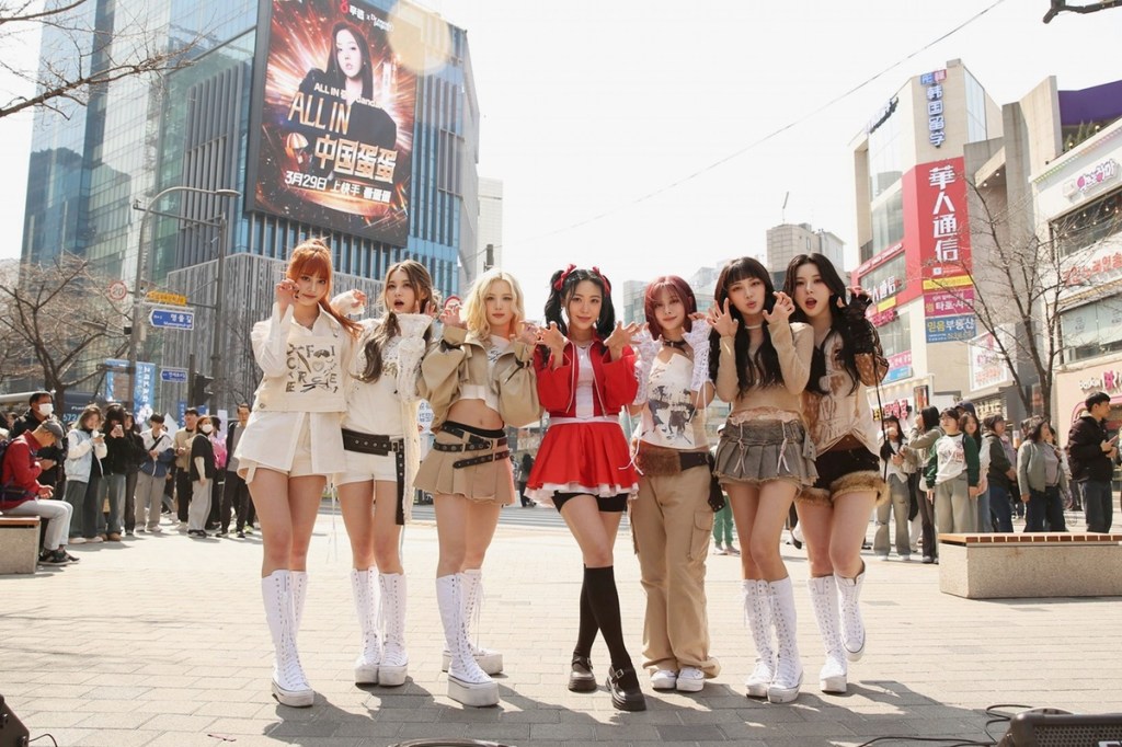 GENBLUE幻藍小熊在韓國首爾新村路演街頭快閃 (左起：NICO、許媛媛、毓、XXN、采甄、AYEON。中間為主持人)