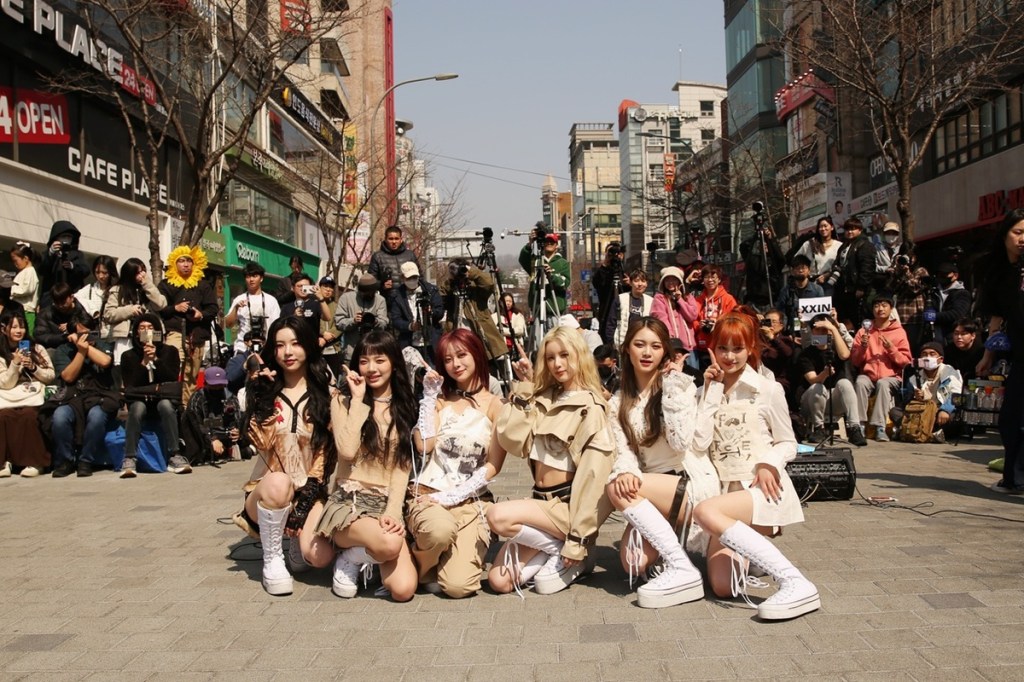 GENBLUE幻藍小熊在韓國首爾新村路演街頭快閃獲得韓媒及粉絲前來支持1 (左起：AYEON、采甄、XXIN、毓、許媛媛、NICO)