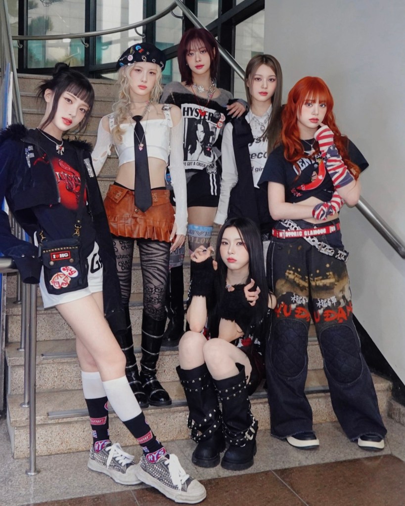 GENBLUE幻藍小熊發行新歌ACT LIKE THAT首周站上韓國三大舞台打歌(上排左起：采甄、毓、XXIN、許媛媛、NICO、下排蹲AYEON)