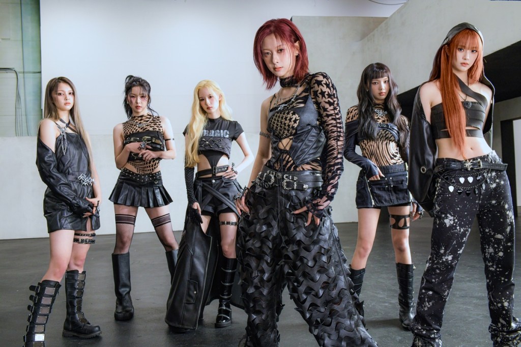 GENBLUE幻藍小熊發行新歌ACT LIKE THAT首周站上韓國三大舞台打歌(左起：許媛媛、AYEON、毓、XXIN、采甄、NICO)
