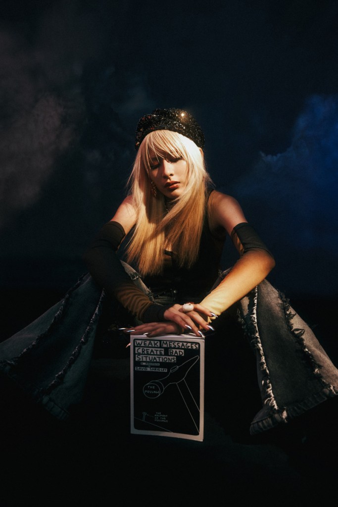 JUD 陳泳希為影集《The Outlaw Doctor 化外之醫》唱作主題曲〈無用的依賴〉(照片提供:華研國際)