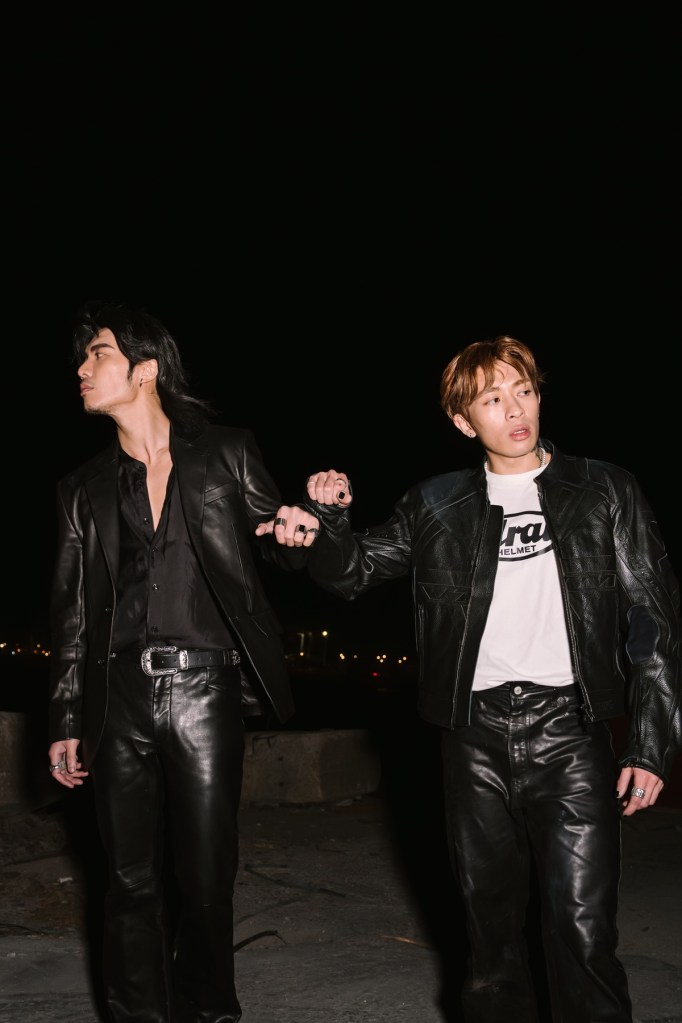 Tyson Yoshi(右)與香港新生代男神周殷廷合作新歌〈1994〉及MV