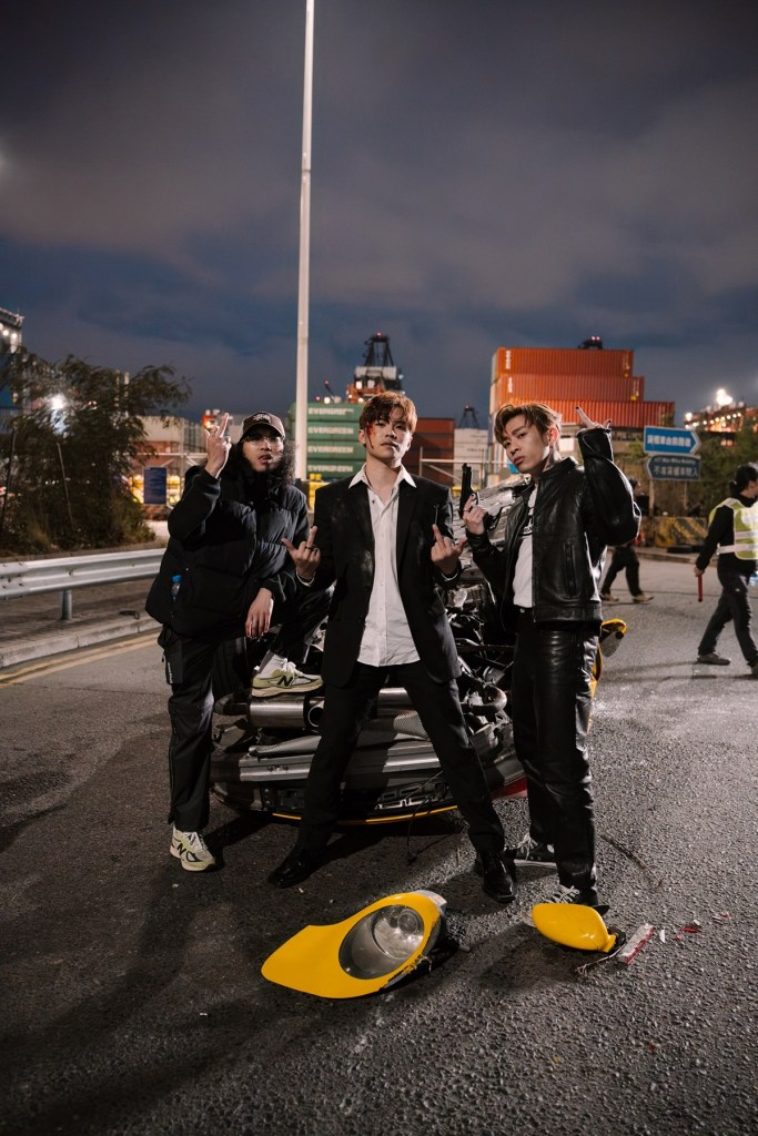 Tyson Yoshi(右)邀來香港實力派演員游學修跨刀〈1994〉MV(左為導演)