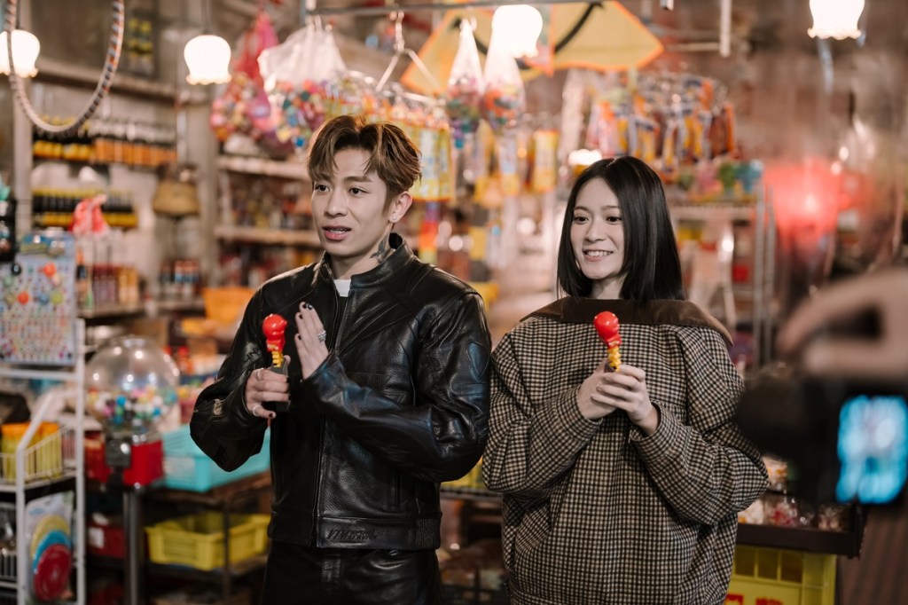 Tyson Yoshi(左)邀來香港實力派美女演員雲浩影跨刀〈1994〉MV