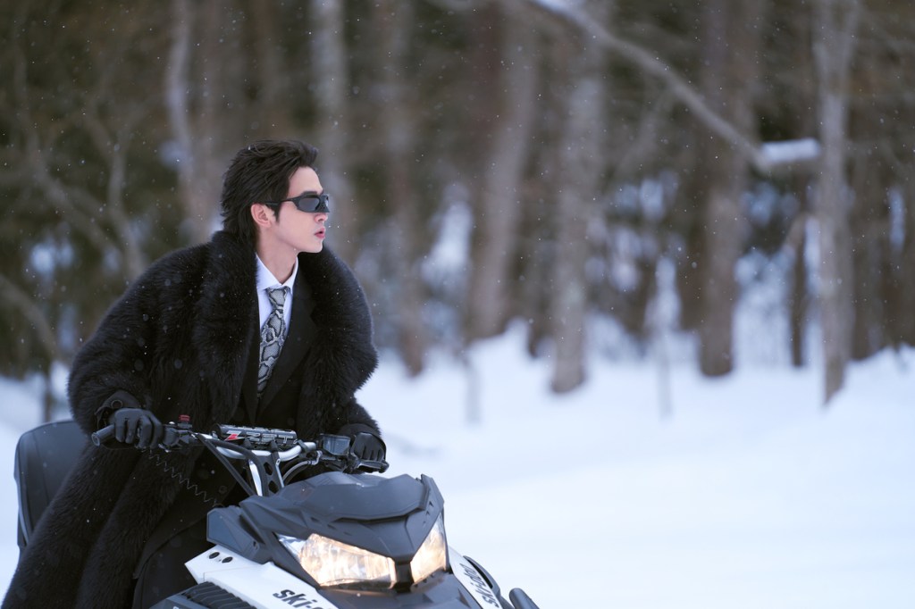 小樂日本拍MV駕馭雪上摩托車帥出新高度（華納音樂提供）