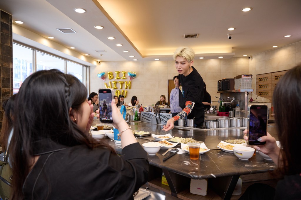 Bii畢書盡在鐵板燒餐廳舉辦私密感謝派對 (照片提供:索尼音樂)