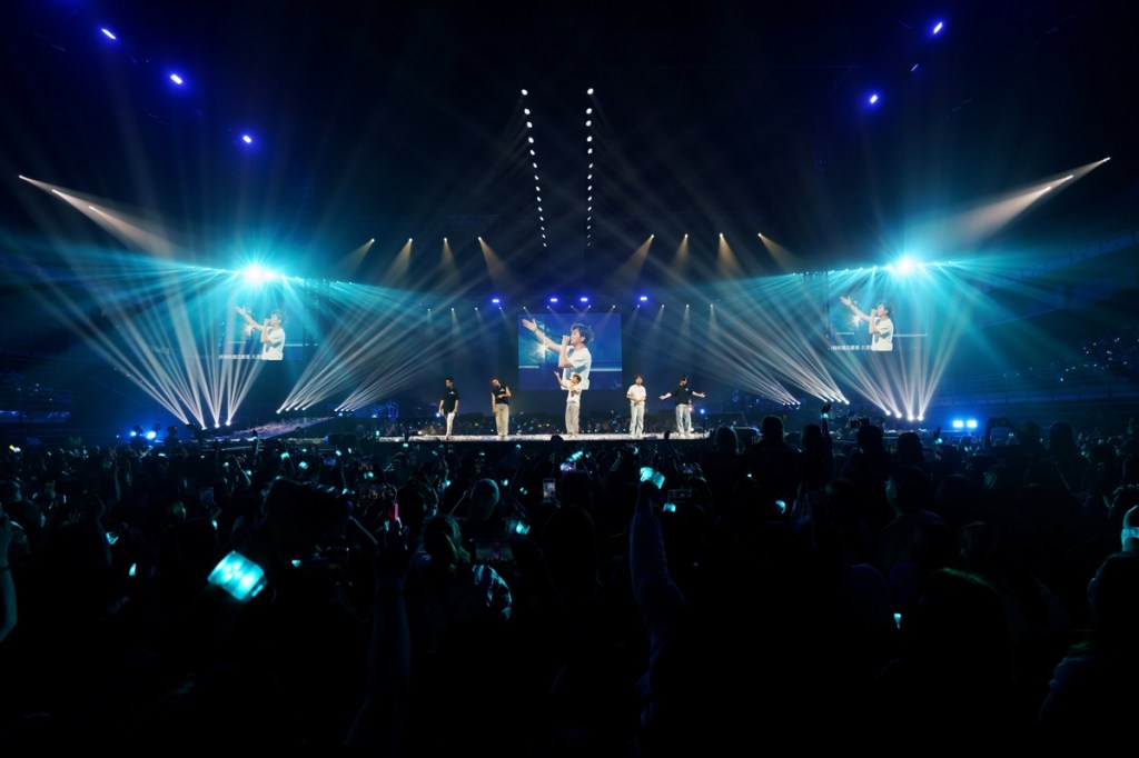 粉絲舉起互動手環為Energy應援演唱