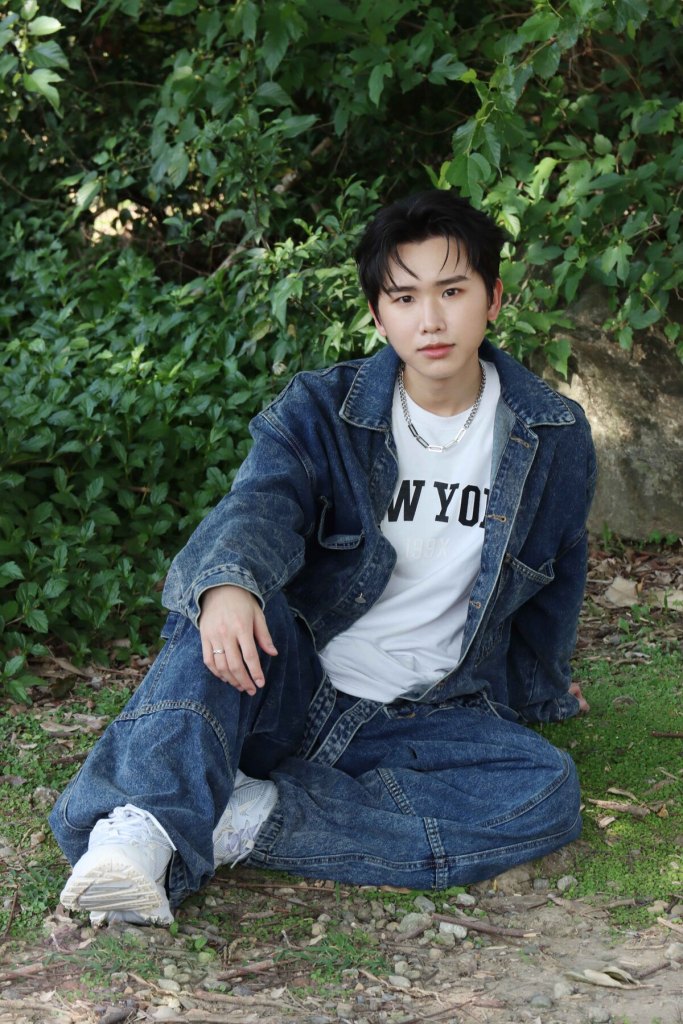 AcQUA源少年隊長黃莑茗本月14日推出全新單曲〈最佳隊友〉，這首歌曲是他為了hidol網劇「我的年下守護男」量身打造的插曲（照片提供：種子音樂）