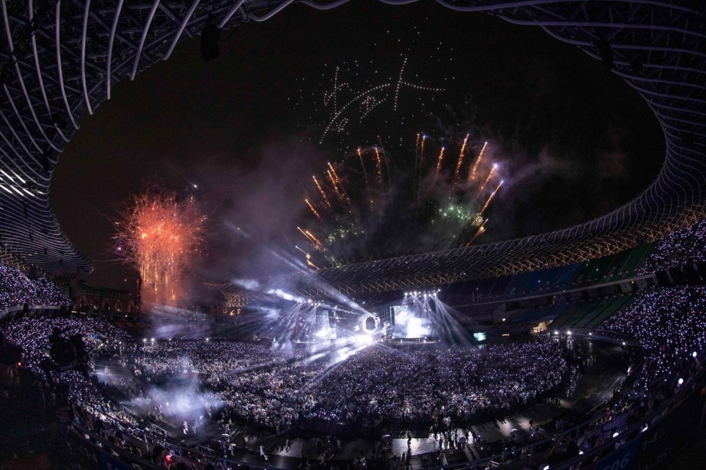 「披星戴月的想你」,無人機再次出現並排出「告五人」的字樣。(相信音樂提供)