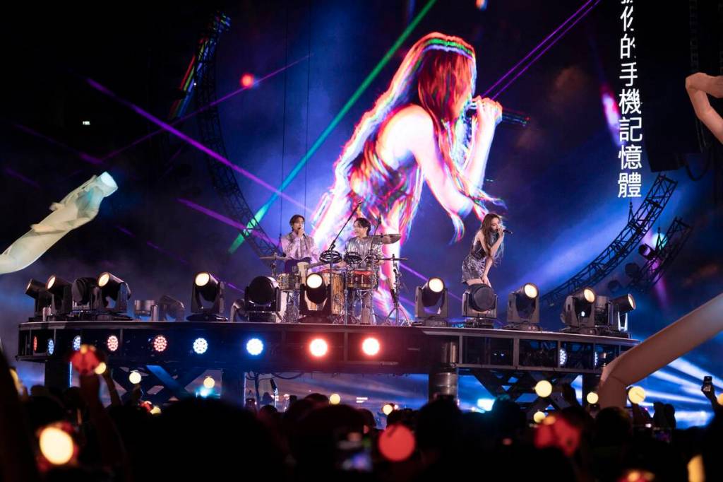 一連串〈帶我去找夜生活〉、〈我想要佔據你〉、〈法蘭西多士〉炸翻高雄夜空,掀起高潮。(相信音樂提供)