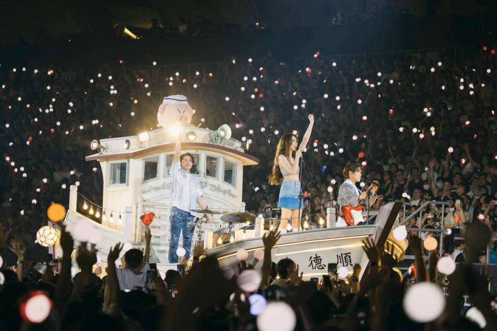 告五人把犬青爺爺的漁船「順德號」開進高雄。(相信音樂提供)