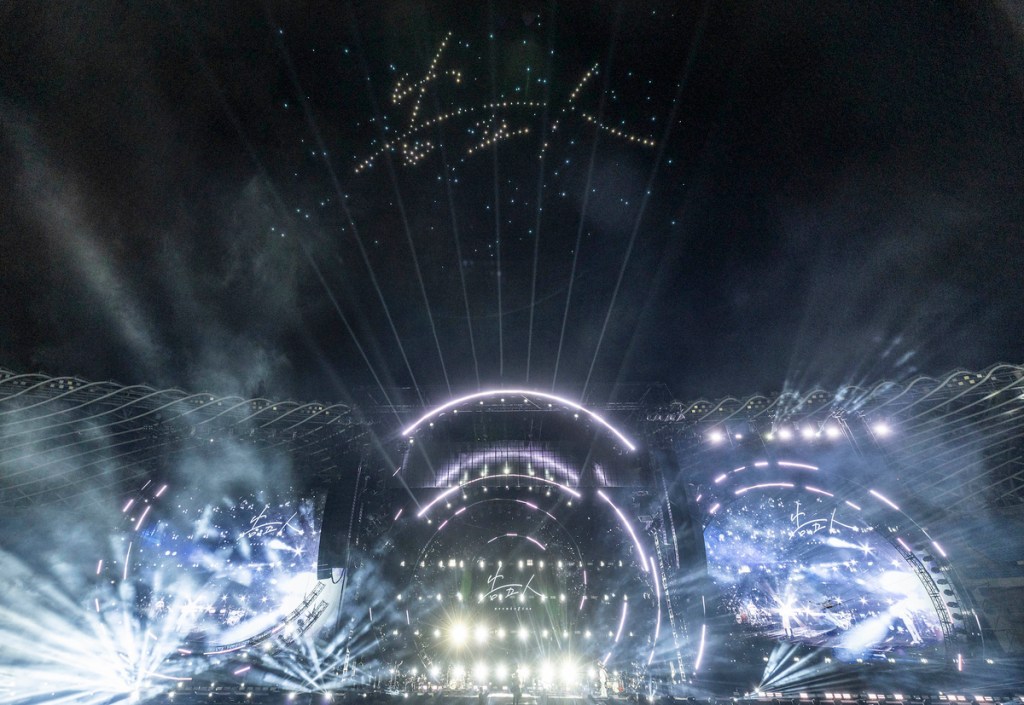 告五人披星戴月照亮高雄夜空。(相信音樂提供)