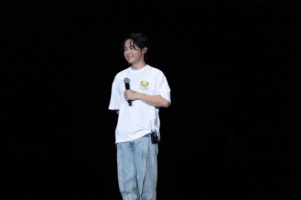 哲謙哽咽謝哈瓜,獻上給哈瓜的情書。(相信音樂提供)