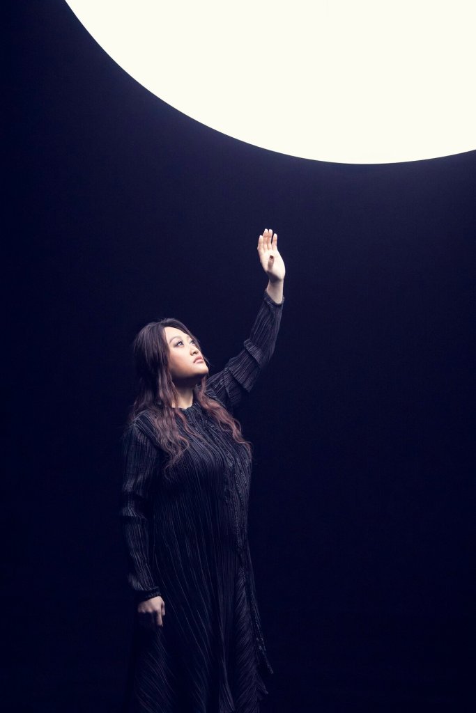 家家夜深人靜時刻湧上思鄉情緒，創作出〈月不落〉。（相信音樂提供）