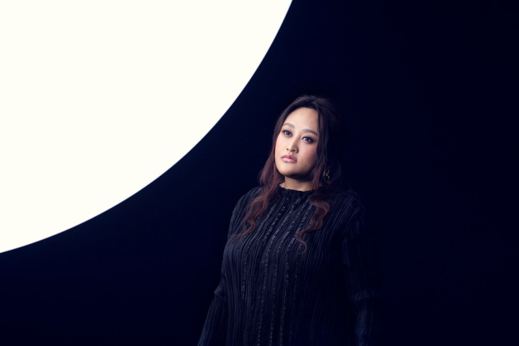 家家在MV中與象徵月亮的巨大光球「對戲」。（相信音樂提供）