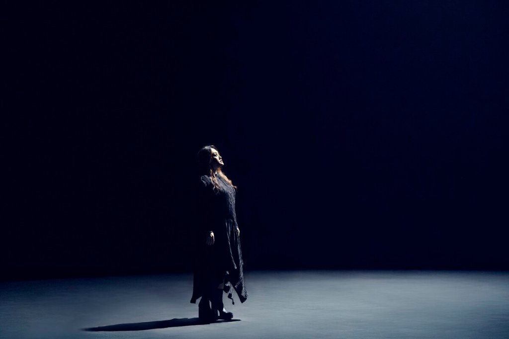 家家表示喜歡月亮，夜晚經常看著天空沈澱心情。（相信音樂提供）