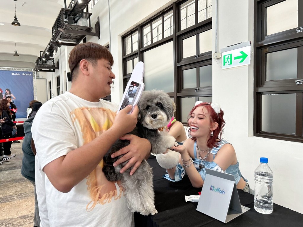 HUR+首次握手會 粉絲力挺