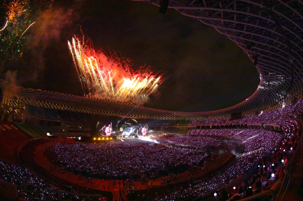 演唱會開場強勢揭幕,煙火齊發全場嗨翻。(相信音樂提供)