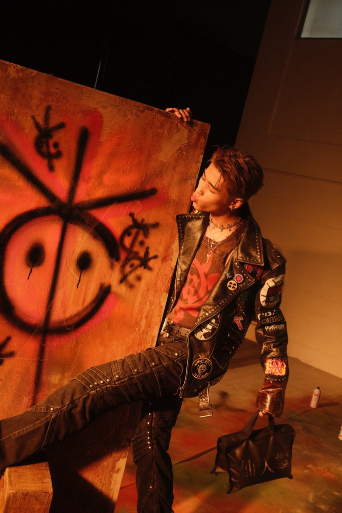 蔡承祐穿上酷帥皮衣一展舞台上告別壓抑的人格。（圖／滾石唱片提供）