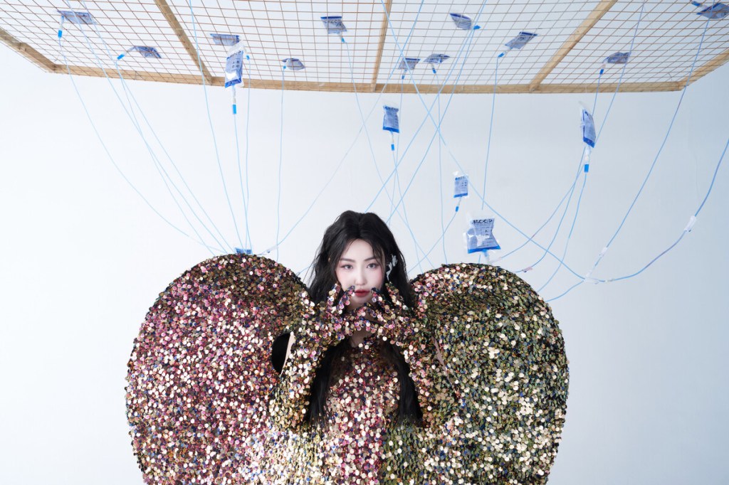 KIAH 新專輯《女口》第三波主打〈如果是雨季就好了〉(照片提供:綺亞音樂)