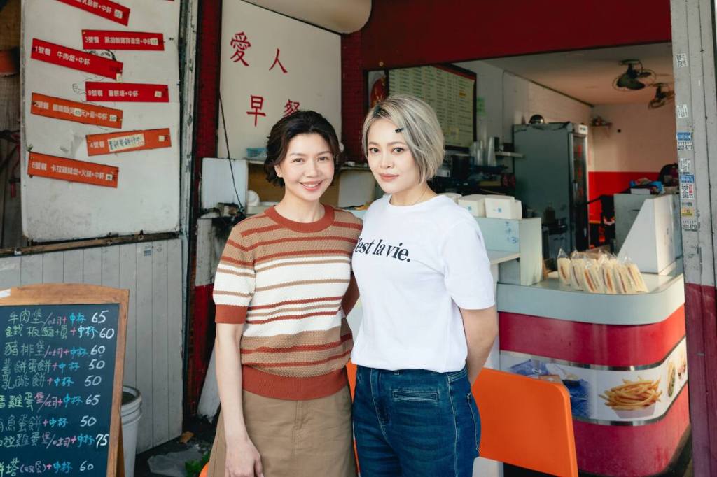 戴愛玲（右）力邀排灣族之光 金鐘得主于子育（左）跨刀演出MV（華納音樂 提供）