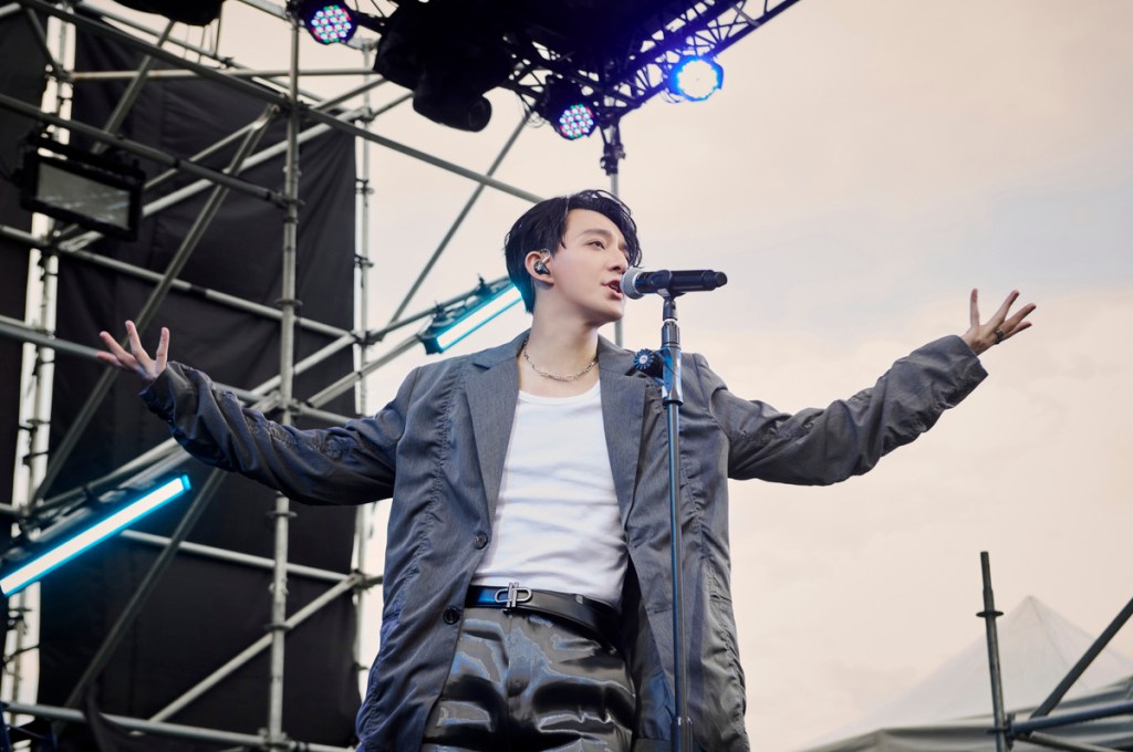 陳竟飛Shane新歌〈憤怒的重量〉登太空港首唱 他特別配戴為出設計專屬造型訂製耳機,上面印有個人Logo「SC」(小馬鈴薯娛樂、我在娛樂提供)