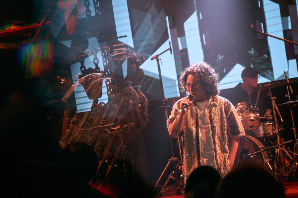 潘信維專輯發行後首辦演唱會,合體〈查埔人一首歌〉原型人物吉他手Alan,〈出外人〉開場道出自身打拼故事