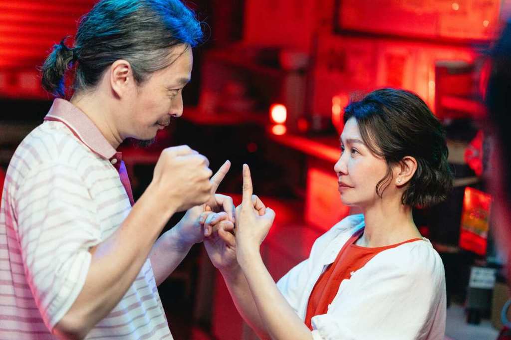 于子育（右）在戴愛玲新歌〈愛人啊〉MV中首度詮釋聾啞角色 （華納音樂 提供）