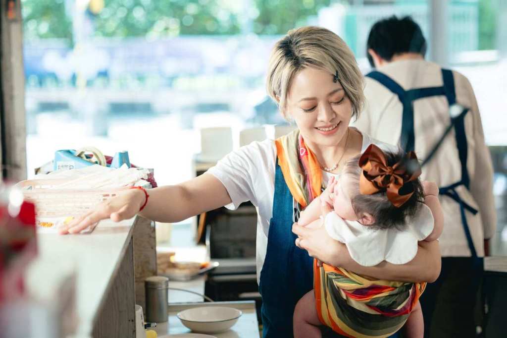 戴愛玲演出新歌〈愛人啊〉MV過戲癮 與小Baby溫馨對戲（華納音樂 提供）