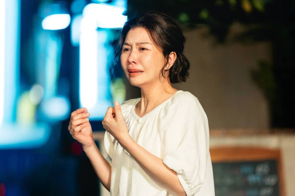 于子育演出戴愛玲新歌〈愛人啊〉MV  演技噴發藏洋蔥（華納音樂 提供）