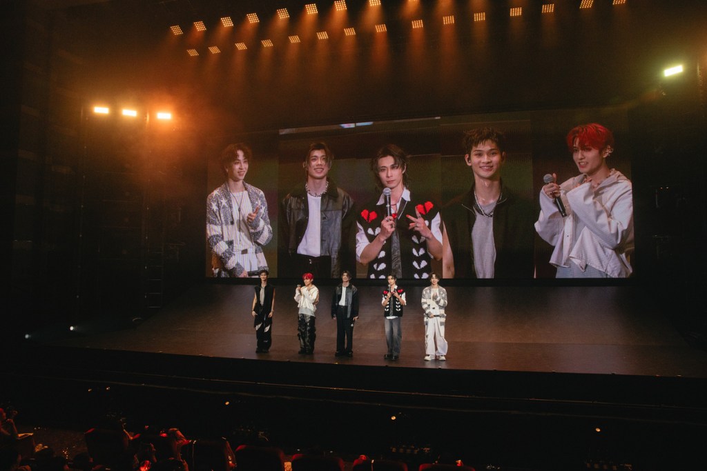 FEniX首場演唱會「MBB 2025 LIVE CONCERT」 團員們在舞台上可愛合照（華納音樂X寬宏藝術 提供)