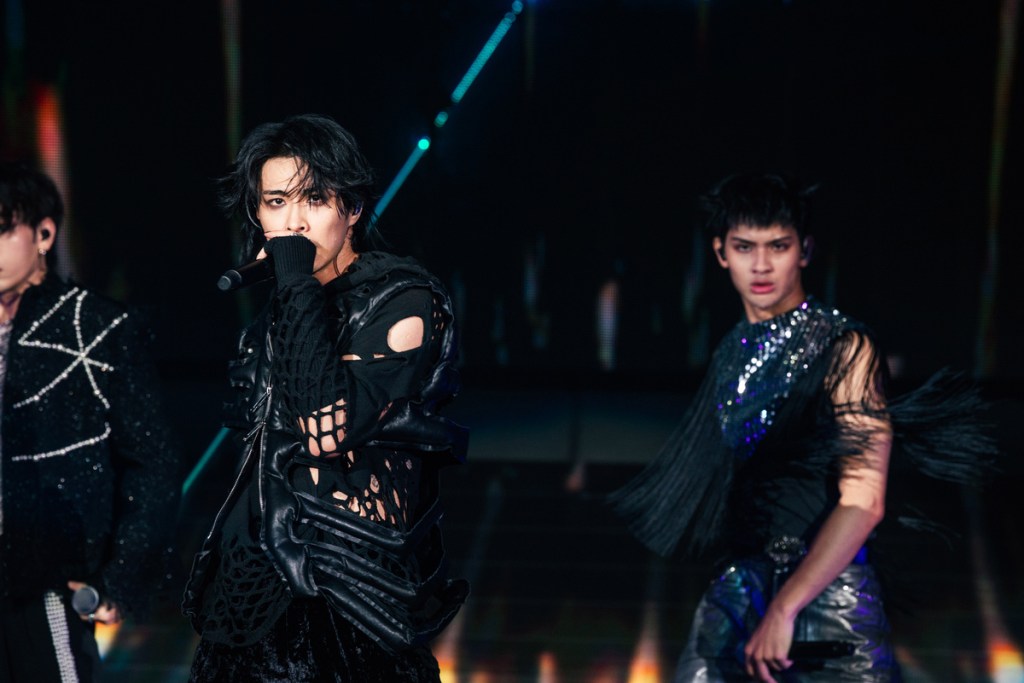 MAX突破性感演出，首度曝光自創曲〈So Hot〉（華納音樂X寬宏藝術 提供)