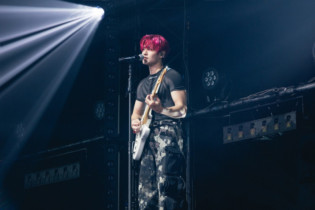 承隆化身ROCKER演出自創曲〈破防小狗〉，更有精彩的電吉他SOLO（華納音樂X寬宏藝術 提供)