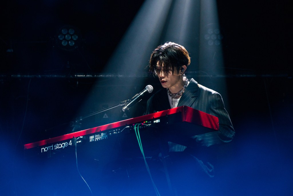 峻廷則想要挑戰演員，以歌入戲，演唱張學友的〈秋意濃〉（華納音樂X寬宏藝術 提供)