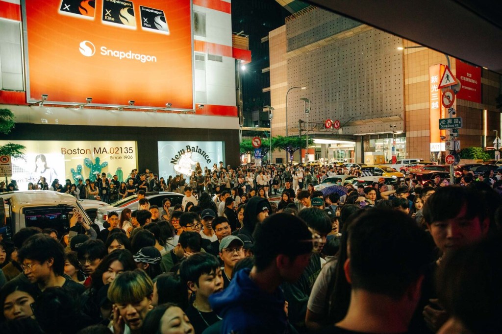 頑童MJ116《OGS》快閃擠爆信義區 (照片提供:本色音樂)
